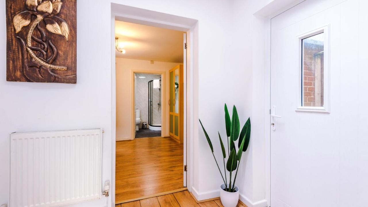 Newhall Road - 4 Bedroom Chester Home - Parking Wervin المظهر الخارجي الصورة