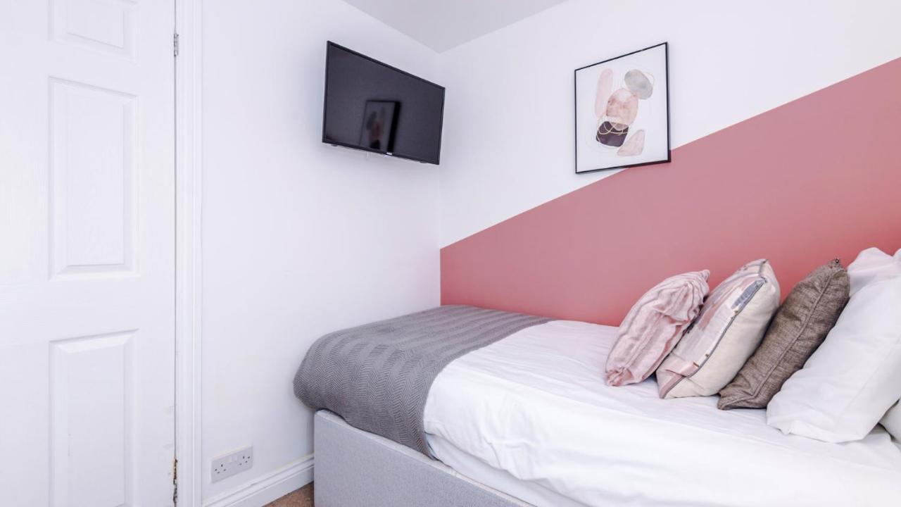 Newhall Road - 4 Bedroom Chester Home - Parking Wervin المظهر الخارجي الصورة