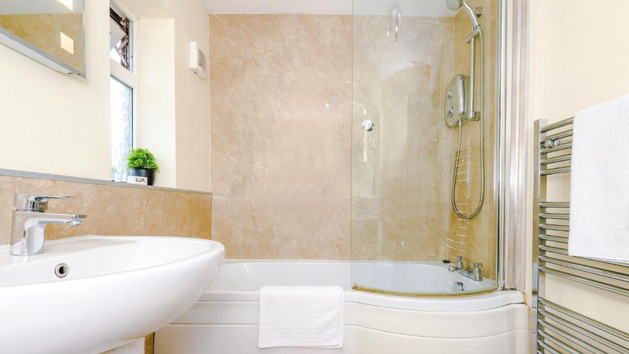 Newhall Road - 4 Bedroom Chester Home - Parking Wervin المظهر الخارجي الصورة