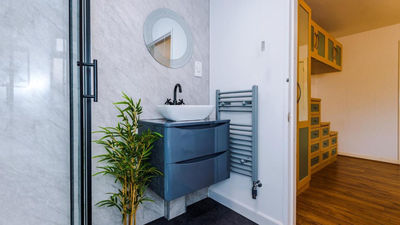 Newhall Road - 4 Bedroom Chester Home - Parking Wervin المظهر الخارجي الصورة