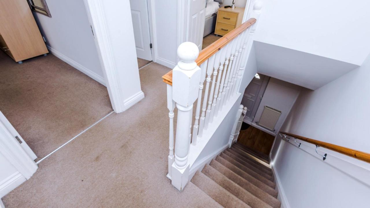 Newhall Road - 4 Bedroom Chester Home - Parking Wervin المظهر الخارجي الصورة