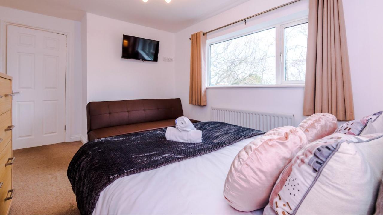 Newhall Road - 4 Bedroom Chester Home - Parking Wervin المظهر الخارجي الصورة
