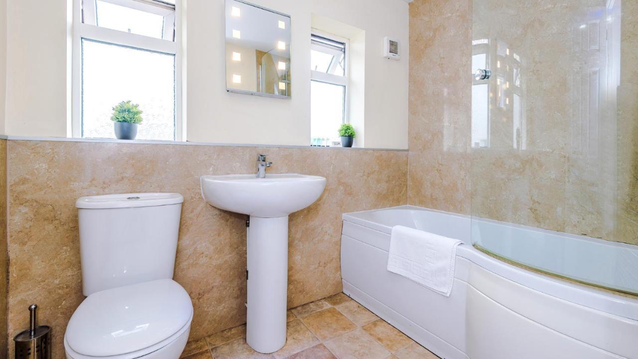Newhall Road - 4 Bedroom Chester Home - Parking Wervin المظهر الخارجي الصورة