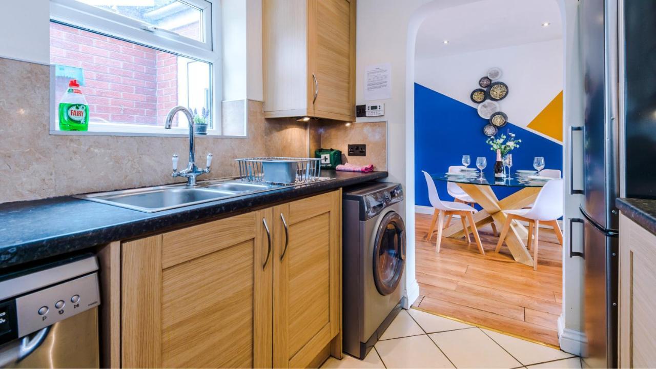 Newhall Road - 4 Bedroom Chester Home - Parking Wervin المظهر الخارجي الصورة